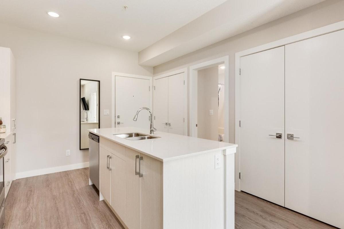 Free Underground Parking, Close To Downtown Apartment